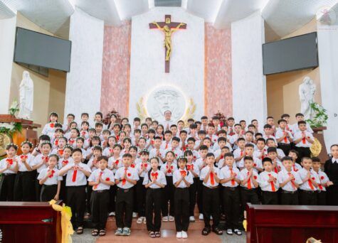 Gx. Xuân Sơn: 92 em thiếu nhi đón nhận hồng ân Thánh Thể lần đầu – 08.6.2026
