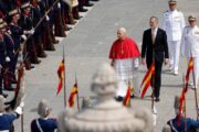 Đức Thánh Cha đến Madrid, gặp gỡ Quốc vương và Hoàng hậu Tây Ban Nha