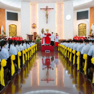 Gx. Chánh Tòa: Đức Cha Emmanuel ban Bí tích Thêm Sức Cho 196 em thiếu nhi