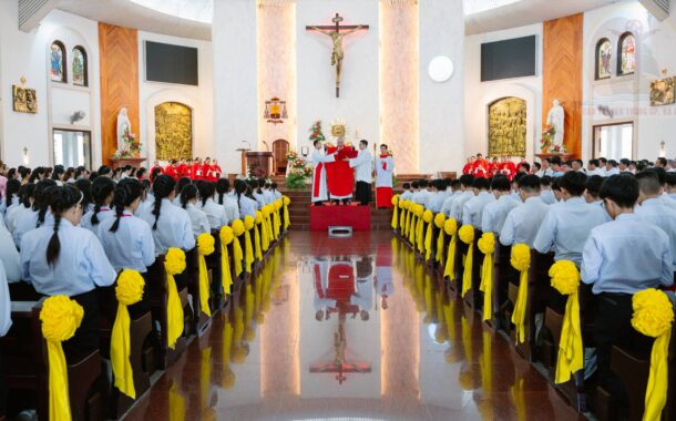 Gx. Chánh Tòa: Đức Cha Emmanuel ban Bí tích Thêm Sức Cho 196 em thiếu nhi