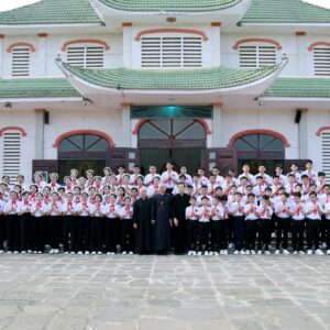 Gx. Ngãi Giao: 100 em thiếu nhi lãnh nhận Bí tích Thêm Sức