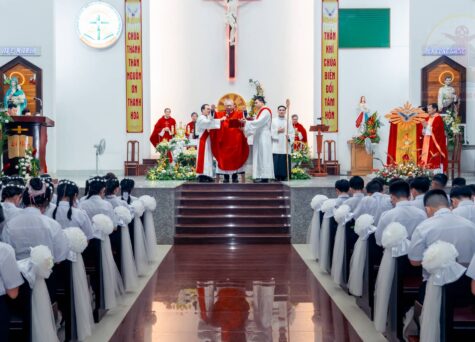 Gx. Trung Đồng: Đức cha Emmanuel ban Bí tích Thêm sức cho 136 em thiếu nhi- Ngày 09.7.2026