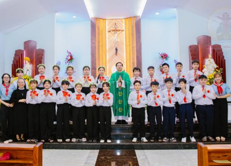 Gx. Bình Ba: 22 em thiếu nhi lần đầu rước Chúa- Ngày 16.8.2026