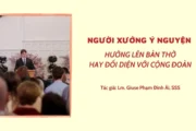 Người xướng ý nguyện hướng lên bàn thờ hay đối diện với cộng đoàn
