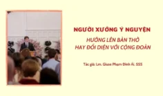 Người xướng ý nguyện hướng lên bàn thờ hay đối diện với cộng đoàn