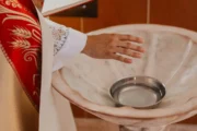 Những câu hỏi về phụng vụ: Nước thường được thêm vào nước phép thì nước ấy còn là nước phép không?