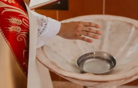 Những câu hỏi về phụng vụ: Nước thường được thêm vào nước phép thì nước ấy còn là nước phép không?