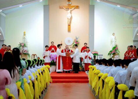 Gx. Xuân Hà: Đức Cha Tôma cử hành Thánh lễ ban Bí tích Thêm Sức - Ngày 19.08.2026