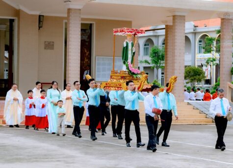 Gx. Phước Bình: Mừng lễ kính Thánh Gioan Phaolô II - Bổn mạng Giới trẻ